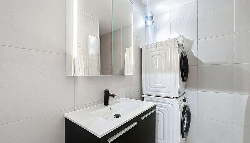 Dit ruime appartement van ca. 85 m&sup2;, gelegen nabij de Bosuilpark, beschikt over een lichtrijke woonkamer op laminaatvloer (ca. 42 m&sup2;) met aansluitende keuken (ca. 12 m&sup2;).
Via de nachthal bereikt u de twee slaapkamers van respectievelijk ca. 12 m&sup2; en 1