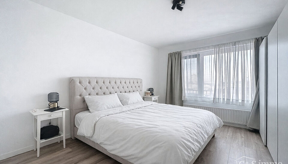 Dit ruime appartement van ca. 85 m&sup2;, gelegen nabij de Bosuilpark, beschikt over een lichtrijke woonkamer op laminaatvloer (ca. 42 m&sup2;) met aansluitende keuken (ca. 12 m&sup2;).
Via de nachthal bereikt u de twee slaapkamers van respectievelijk ca. 12 m&sup2; en 1