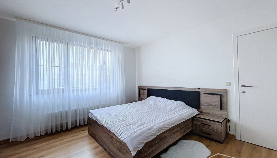 Dit ruime en goed onderhouden appartement met drie slaapkamers is gelegen in een rustige straat en handige locatie. Bij binnenkomst wordt u verwelkomd door een ruime inkomhal. De woon- en eetkamer, met een oppervlakte van circa 32m&sup2;, is uitgerust met een