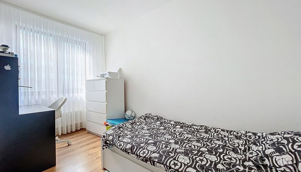 Dit ruime en goed onderhouden appartement met drie slaapkamers is gelegen in een rustige straat en handige locatie. Bij binnenkomst wordt u verwelkomd door een ruime inkomhal. De woon- en eetkamer, met een oppervlakte van circa 32m&sup2;, is uitgerust met een