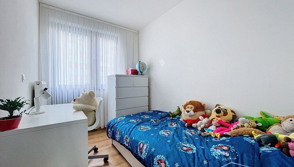 Dit ruime en goed onderhouden appartement met drie slaapkamers is gelegen in een rustige straat en handige locatie. Bij binnenkomst wordt u verwelkomd door een ruime inkomhal. De woon- en eetkamer, met een oppervlakte van circa 32m&sup2;, is uitgerust met een