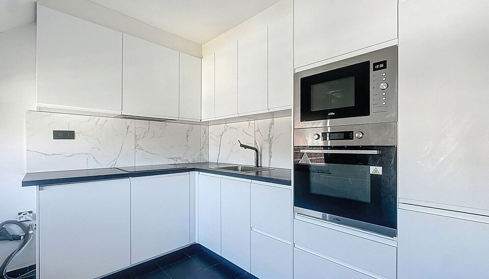 Duplexappartement gelegen op de tweede verdieping van een kleinschalig en rustig gebouw in het hart van Deurne. Dankzij de lage gemeenschappelijke kosten en de aparte nutsvoorzieningen geniet je hier van betaalbaar en zorgeloos wonen.
De woning is verdeel