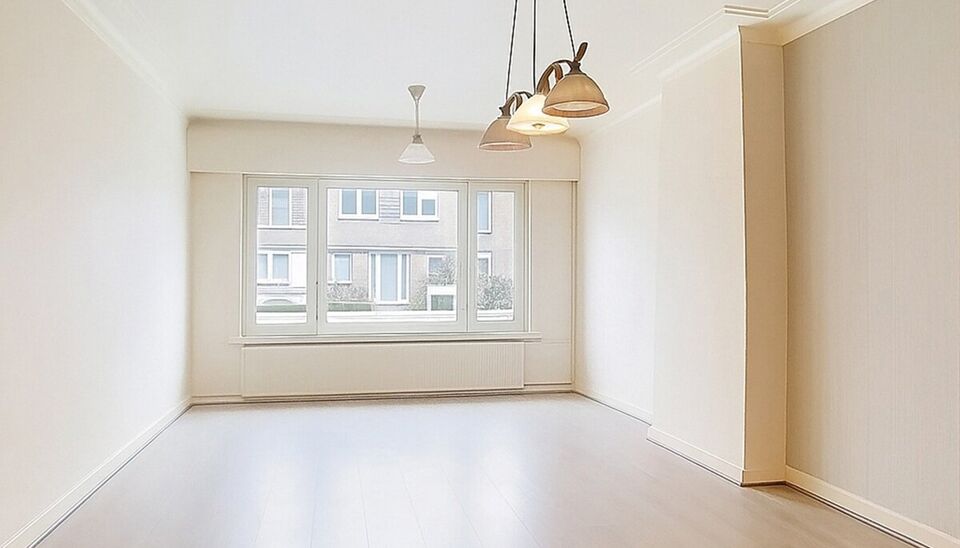 In een charmant, kleinschalig gebouw aan een doodlopende straat, op een steenworp van het groene Bisschoppenhofpark, vind je dit instapklare appartement op de gelijkvloerse verdieping. Een rustige ligging, veel lichtinval &eacute;n moderne afwerking maken dit e