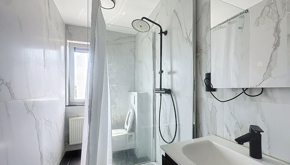 Duplexappartement gelegen op de tweede verdieping van een kleinschalig en rustig gebouw in het hart van Deurne. Dankzij de lage gemeenschappelijke kosten en de aparte nutsvoorzieningen geniet je hier van betaalbaar en zorgeloos wonen.
De woning is verdeel