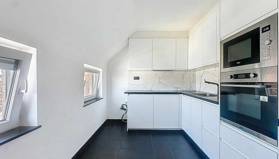 Duplexappartement gelegen op de tweede verdieping van een kleinschalig en rustig gebouw in het hart van Deurne. Dankzij de lage gemeenschappelijke kosten en de aparte nutsvoorzieningen geniet je hier van betaalbaar en zorgeloos wonen.
De woning is verdeel