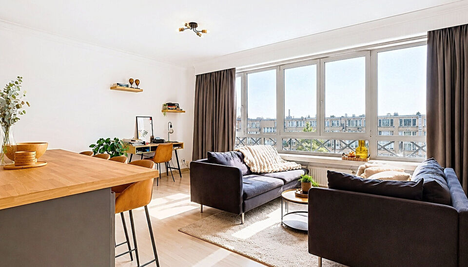 Op de Bisschoppenhoflaan bevindt zich dit gerenoveerde appartement van ca. 92 m&sup2;, gelegen op de derde verdieping van een kleinschalig gebouw zonder lift.
Via de centrale inkomhal heeft u toegang tot alle ruimtes. De ruime en lichtrijke leefruimte van ca.