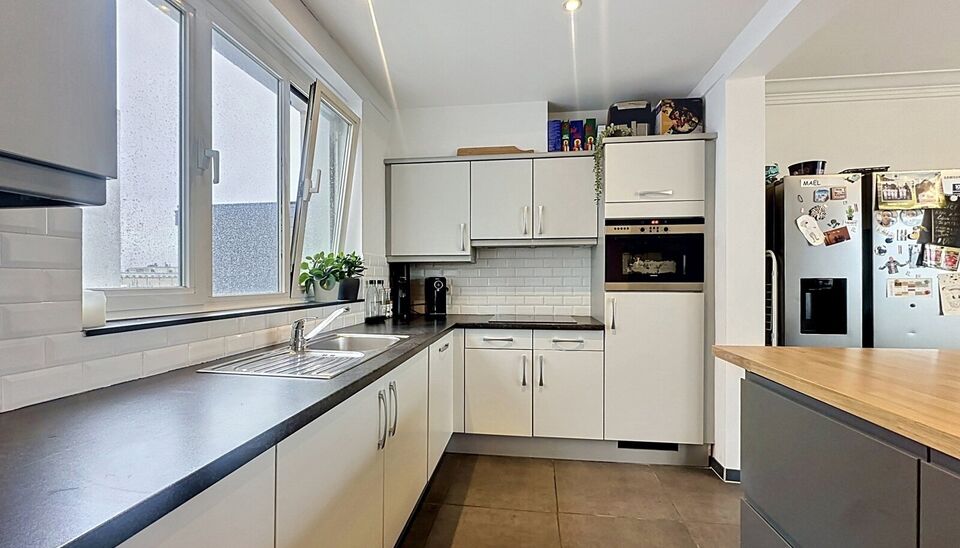 Op de Bisschoppenhoflaan bevindt zich dit gerenoveerde appartement van ca. 92 m&sup2;, gelegen op de derde verdieping van een kleinschalig gebouw zonder lift.
Via de centrale inkomhal heeft u toegang tot alle ruimtes. De ruime en lichtrijke leefruimte van ca.