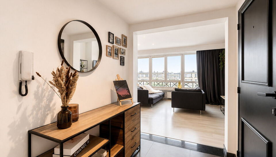 Op de Bisschoppenhoflaan bevindt zich dit gerenoveerde appartement van ca. 92 m&sup2;, gelegen op de derde verdieping van een kleinschalig gebouw zonder lift.
Via de centrale inkomhal heeft u toegang tot alle ruimtes. De ruime en lichtrijke leefruimte van ca.