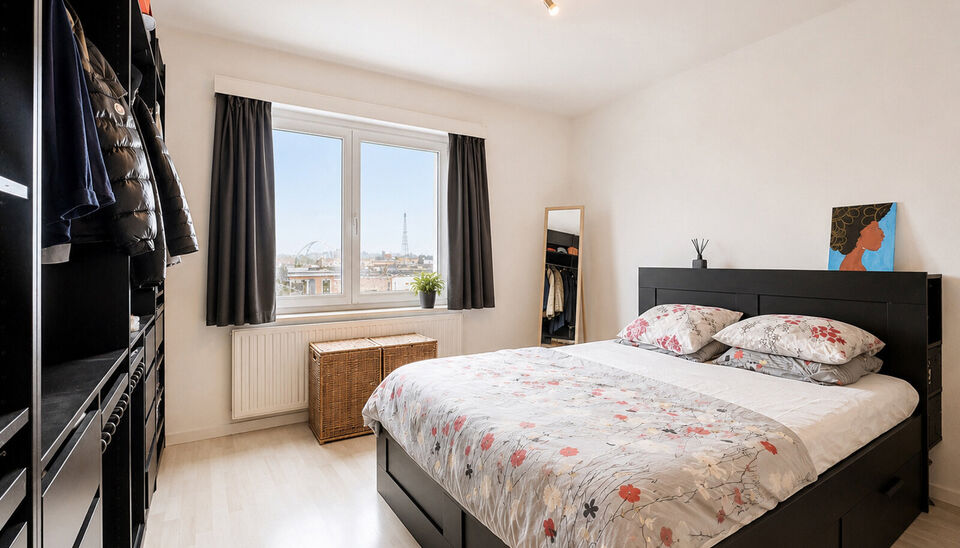 Op de Bisschoppenhoflaan bevindt zich dit gerenoveerde appartement van ca. 92 m&sup2;, gelegen op de derde verdieping van een kleinschalig gebouw zonder lift.
Via de centrale inkomhal heeft u toegang tot alle ruimtes. De ruime en lichtrijke leefruimte van ca.