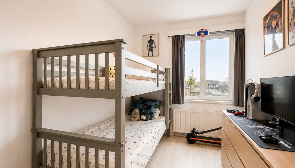 Op de Bisschoppenhoflaan bevindt zich dit gerenoveerde appartement van ca. 92 m&sup2;, gelegen op de derde verdieping van een kleinschalig gebouw zonder lift.
Via de centrale inkomhal heeft u toegang tot alle ruimtes. De ruime en lichtrijke leefruimte van ca.