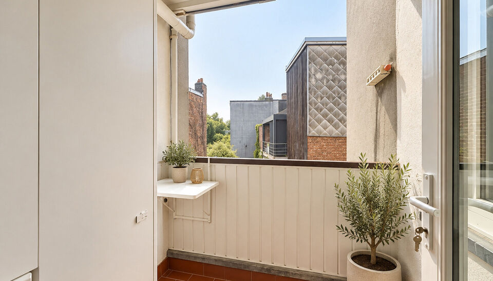 Ontdek dit modern 1-slaapkamer appartement, perfect gelegen in het hart van de gewilde woonwijk Eksterlaar in Deurne Zuid. Dit comfortabele verblijf bevindt zich op de 2de verdieping van een charmant gebouw zonder lift. Dit appartement biedt een uitsteken