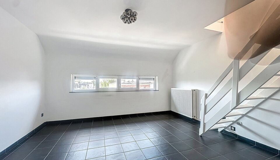 Duplexappartement gelegen op de tweede verdieping van een kleinschalig en rustig gebouw in het hart van Deurne. Dankzij de lage gemeenschappelijke kosten en de aparte nutsvoorzieningen geniet je hier van betaalbaar en zorgeloos wonen.
De woning is verdeel