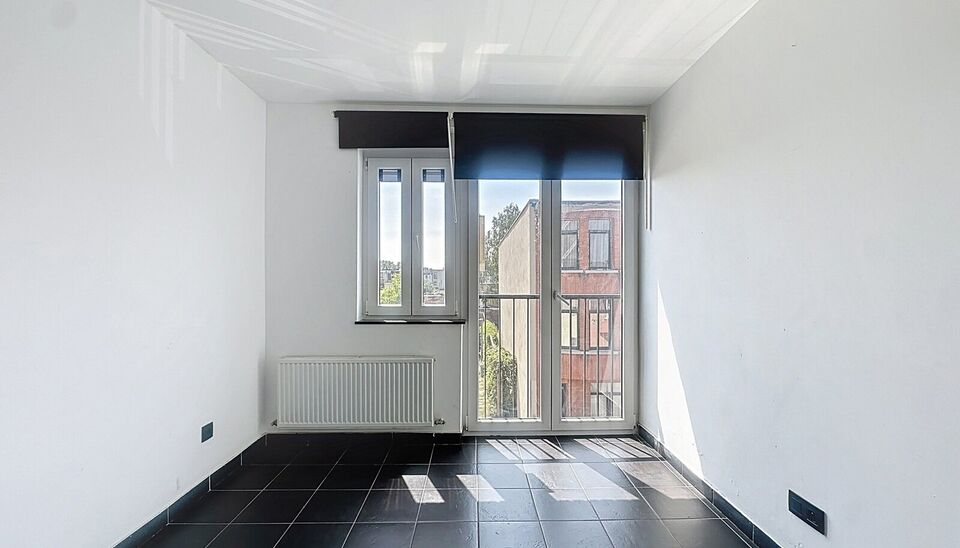 Duplexappartement gelegen op de tweede verdieping van een kleinschalig en rustig gebouw in het hart van Deurne. Dankzij de lage gemeenschappelijke kosten en de aparte nutsvoorzieningen geniet je hier van betaalbaar en zorgeloos wonen.
De woning is verdeel