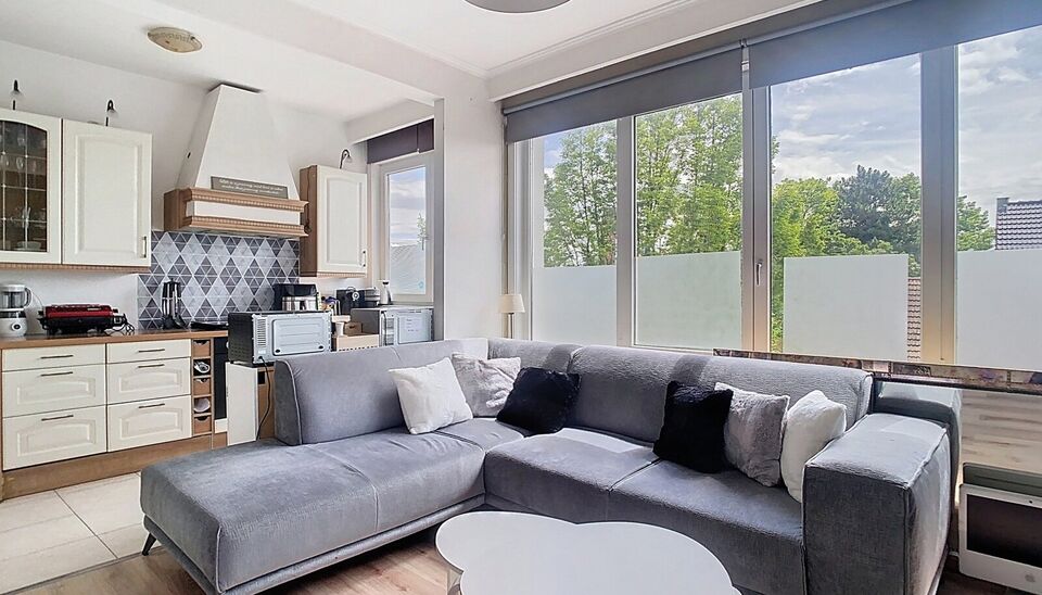Ontdek dit zonnige appartement op de tweede verdieping van een kleinschalig gebouw. Geniet direct van bewoonbaar comfort met een ruime hal die uitnodigt naar de gezellige woonkamer, gekenmerkt door een warme laminaatvloer en dubbele beglazing. De open keu