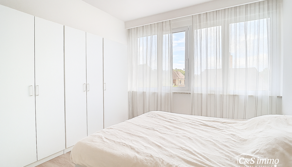 Ontdek dit zonnige appartement op de tweede verdieping van een kleinschalig gebouw. Geniet direct van bewoonbaar comfort met een ruime hal die uitnodigt naar de gezellige woonkamer, gekenmerkt door een warme laminaatvloer en dubbele beglazing. De open keu