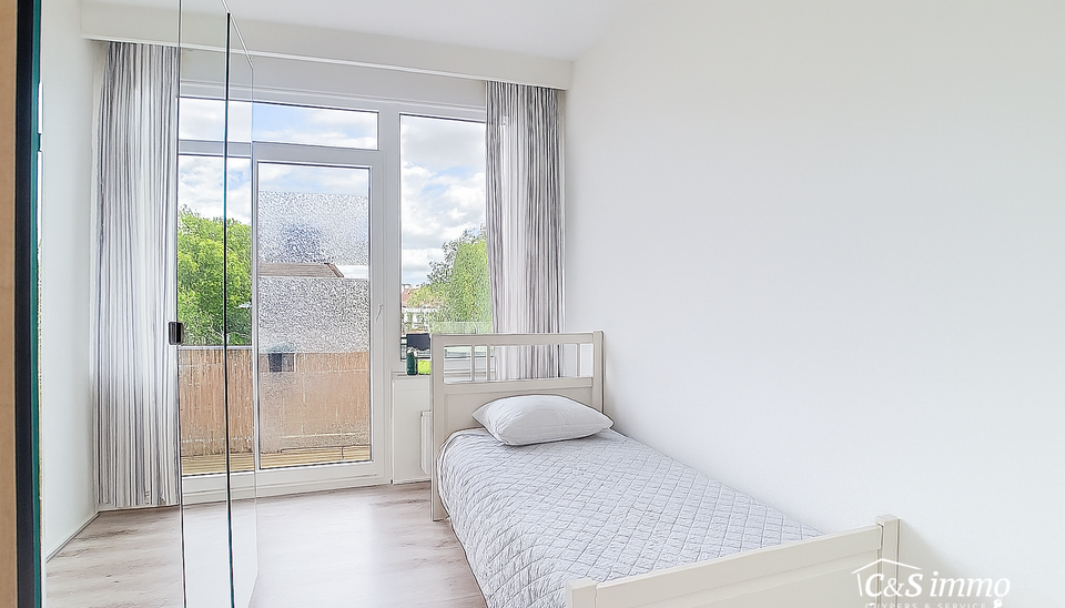 Ontdek dit zonnige appartement op de tweede verdieping van een kleinschalig gebouw. Geniet direct van bewoonbaar comfort met een ruime hal die uitnodigt naar de gezellige woonkamer, gekenmerkt door een warme laminaatvloer en dubbele beglazing. De open keu