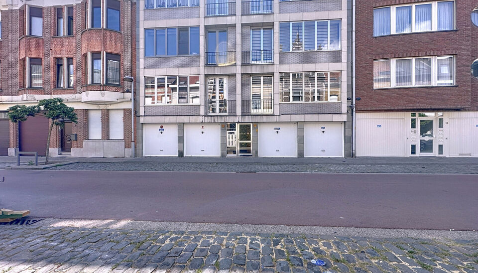 Op zoek naar een lichtrijk en instapklaar appartement met een luxueuze afwerking? In een kleinschalig en verzorgd gebouw met lift presenteren wij dit prachtig gerenoveerde appartement dat klasse en comfort uitstraalt. Bij het binnenkomen leidt de ruime ha