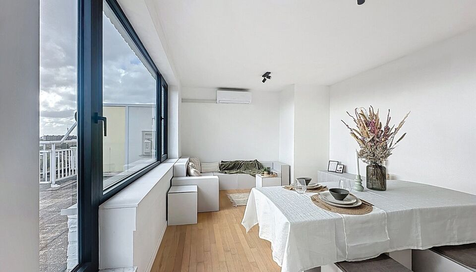 Luxueus gerenoveerd 1-slaapkamer dakappartement met een uniek dakterras ca30m² met een open uitzicht over Antwerpen en de haven van Antwerpen.
Het gerenoveerde appartement biedt alle comfort, met een ruim zonne terras, ideaal voor ontspanning. Dit appart