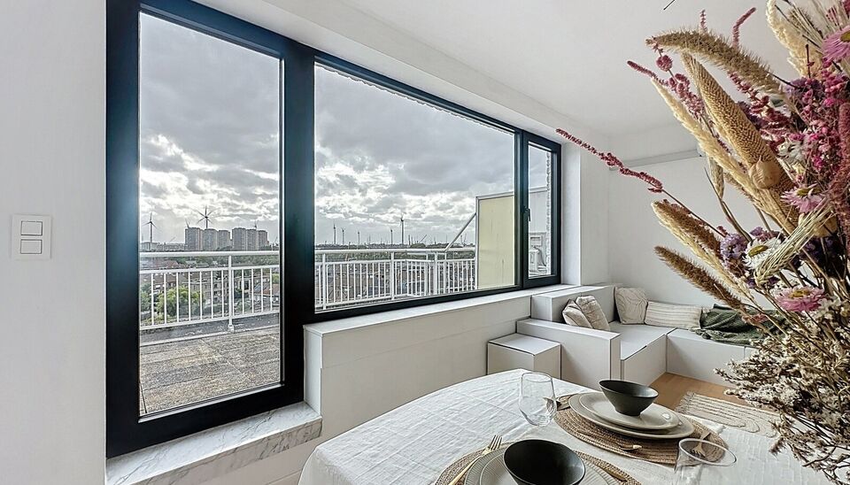 Luxueus gerenoveerd 1-slaapkamer dakappartement met een uniek dakterras ca30m² met een open uitzicht over Antwerpen en de haven van Antwerpen.
Het gerenoveerde appartement biedt alle comfort, met een ruim zonne terras, ideaal voor ontspanning. Dit appart