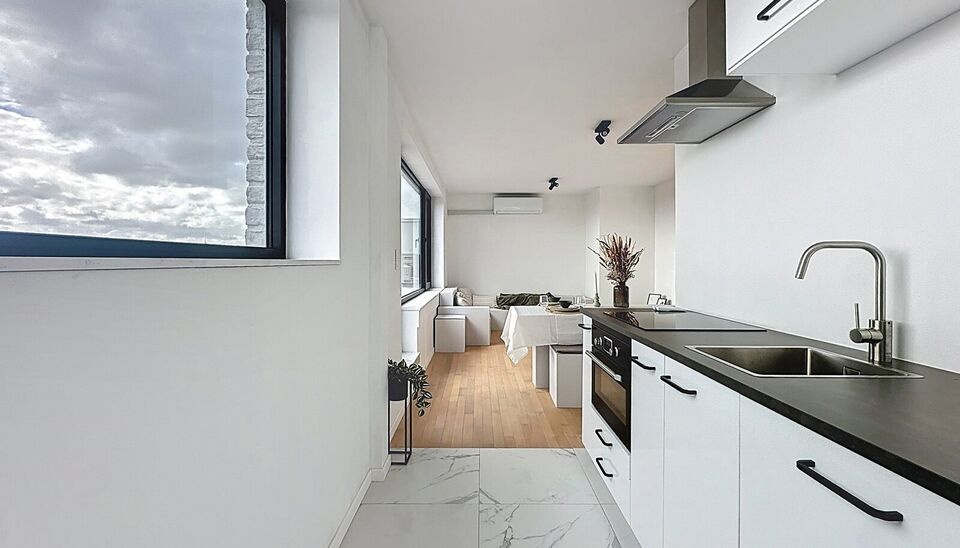 Luxueus gerenoveerd 1-slaapkamer dakappartement met een uniek dakterras ca30m² met een open uitzicht over Antwerpen en de haven van Antwerpen.
Het gerenoveerde appartement biedt alle comfort, met een ruim zonne terras, ideaal voor ontspanning. Dit appart