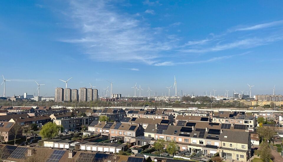 Luxueus gerenoveerd 1-slaapkamer dakappartement met een uniek dakterras ca30m² met een open uitzicht over Antwerpen en de haven van Antwerpen.
Het gerenoveerde appartement biedt alle comfort, met een ruim zonne terras, ideaal voor ontspanning. Dit appart