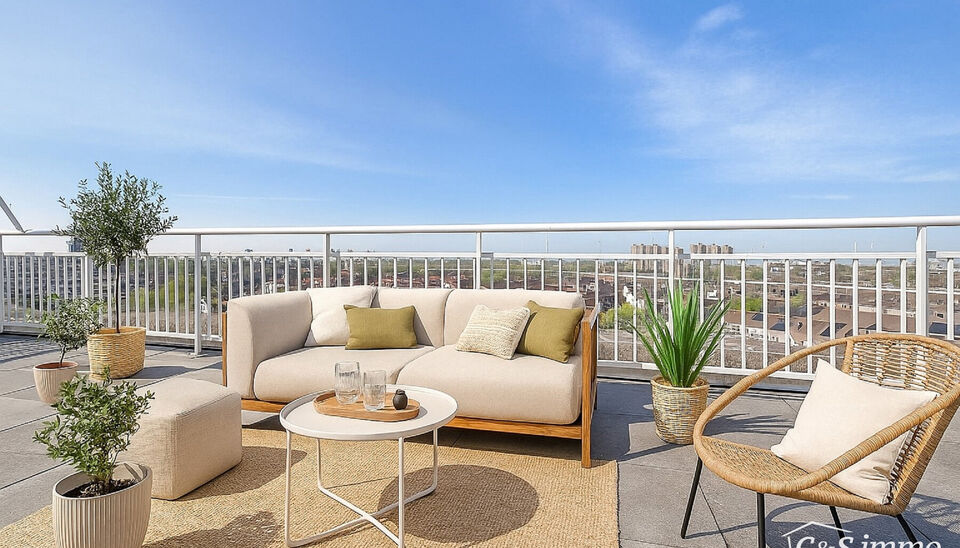 Luxueus gerenoveerd 1-slaapkamer dakappartement met een uniek dakterras ca30m² met een open uitzicht over Antwerpen en de haven van Antwerpen.
Het gerenoveerde appartement biedt alle comfort, met een ruim zonne terras, ideaal voor ontspanning. Dit appart