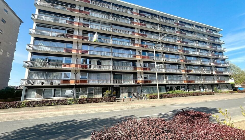 Luxueus gerenoveerd 1-slaapkamer dakappartement met een uniek dakterras ca30m² met een open uitzicht over Antwerpen en de haven van Antwerpen.
Het gerenoveerde appartement biedt alle comfort, met een ruim zonne terras, ideaal voor ontspanning. Dit appart