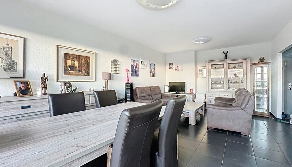 Dit lichtrijke appartement op de 14de verdieping biedt een uniek panoramisch uitzicht over de skyline van Antwerpen. Bij binnenkomst word je verwelkomd in een ruime inkomhal met praktische maatkast en directe toegang tot alle ruimtes.

De gezellige woonka