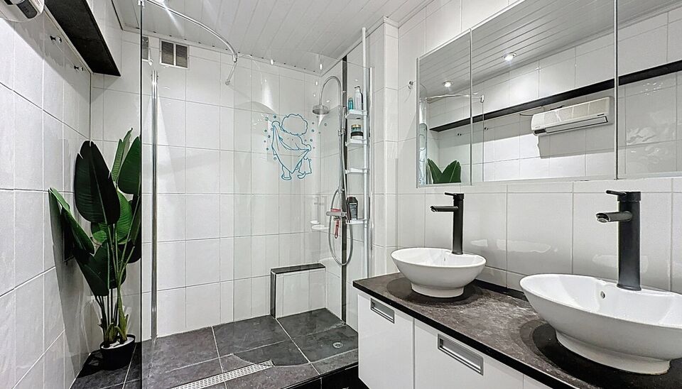 Dit appartement op de tweede verdieping werd recent gerenoveerd. Via de inkomhal bereik je vooraan de lichte woonkamer op tegelvloer. Aansluitend de ingerichte keuken uitgerust met gaskookfornuis, dubbele spoelbak, oven, koelkast met vriesvak en voldoende