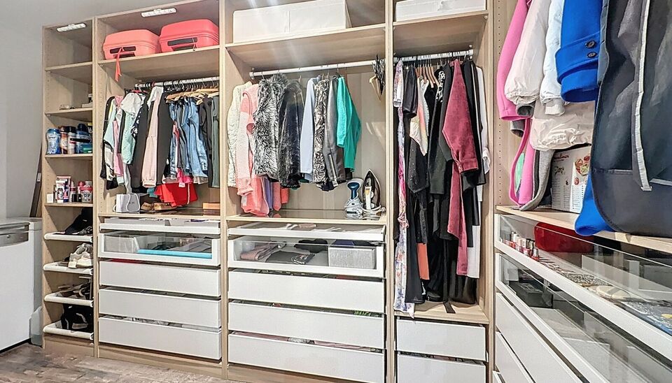 Dit appartement op de tweede verdieping werd recent gerenoveerd. Via de inkomhal bereik je vooraan de lichte woonkamer op tegelvloer. Aansluitend de ingerichte keuken uitgerust met gaskookfornuis, dubbele spoelbak, oven, koelkast met vriesvak en voldoende