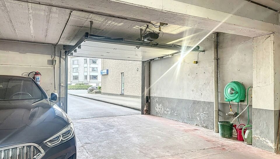 Dit appartement op de tweede verdieping werd recent gerenoveerd. Via de inkomhal bereik je vooraan de lichte woonkamer op tegelvloer. Aansluitend de ingerichte keuken uitgerust met gaskookfornuis, dubbele spoelbak, oven, koelkast met vriesvak en voldoende