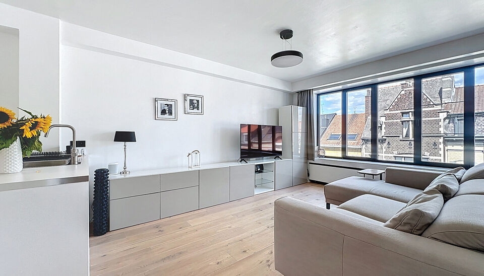 Op zoek naar een lichtrijk en instapklaar appartement met een luxueuze afwerking? In een kleinschalig en verzorgd gebouw met lift presenteren wij dit prachtig gerenoveerde appartement dat klasse en comfort uitstraalt. Bij het binnenkomen leidt de ruime ha