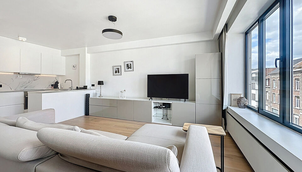 Op zoek naar een lichtrijk en instapklaar appartement met een luxueuze afwerking? In een kleinschalig en verzorgd gebouw met lift presenteren wij dit prachtig gerenoveerde appartement dat klasse en comfort uitstraalt. Bij het binnenkomen leidt de ruime ha