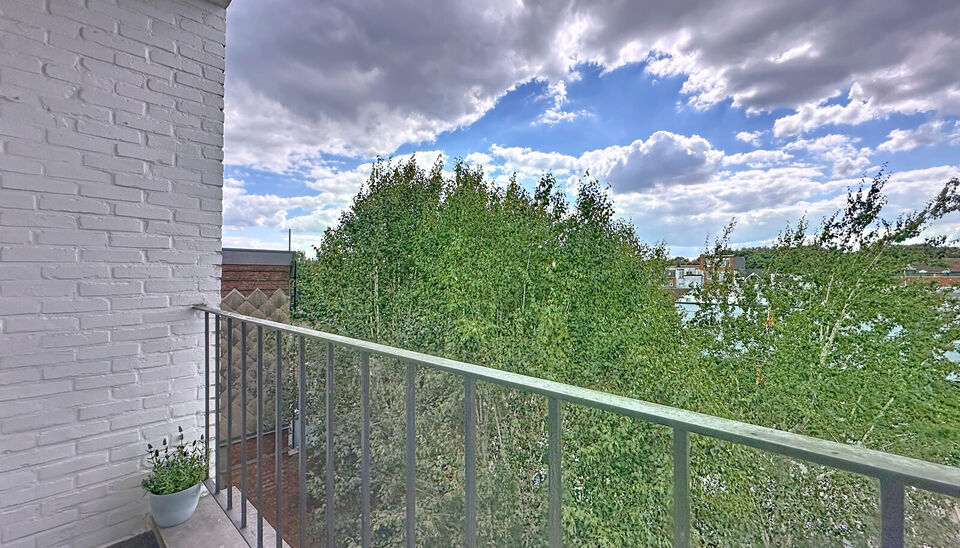 Op zoek naar een lichtrijk en instapklaar appartement met een luxueuze afwerking? In een kleinschalig en verzorgd gebouw met lift presenteren wij dit prachtig gerenoveerde appartement dat klasse en comfort uitstraalt. Bij het binnenkomen leidt de ruime ha