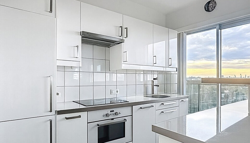 Dit lichtrijke appartement op de 14de verdieping biedt een uniek panoramisch uitzicht over de skyline van Antwerpen. Bij binnenkomst word je verwelkomd in een ruime inkomhal met praktische maatkast en directe toegang tot alle ruimtes.

De gezellige woonka