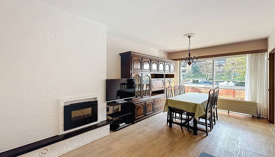 Lichtrijk gelijkvloers appartement gelegen nabij het Runcvoortpark. Bij het betreden van het appartement komt u terecht in de inkomhal met praktische inbouwkasten en een apart gastentoilet.
Aan de voorzijde bevindt zich de ruime en lichtrijke woonkamer (c