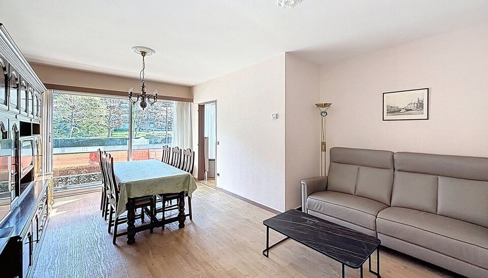 Lichtrijk gelijkvloers appartement gelegen nabij het Runcvoortpark. Bij het betreden van het appartement komt u terecht in de inkomhal met praktische inbouwkasten en een apart gastentoilet.
Aan de voorzijde bevindt zich de ruime en lichtrijke woonkamer (c