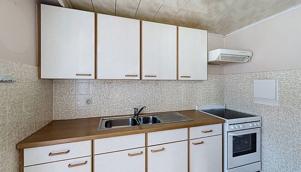 Lichtrijk gelijkvloers appartement gelegen nabij het Runcvoortpark. Bij het betreden van het appartement komt u terecht in de inkomhal met praktische inbouwkasten en een apart gastentoilet.
Aan de voorzijde bevindt zich de ruime en lichtrijke woonkamer (c