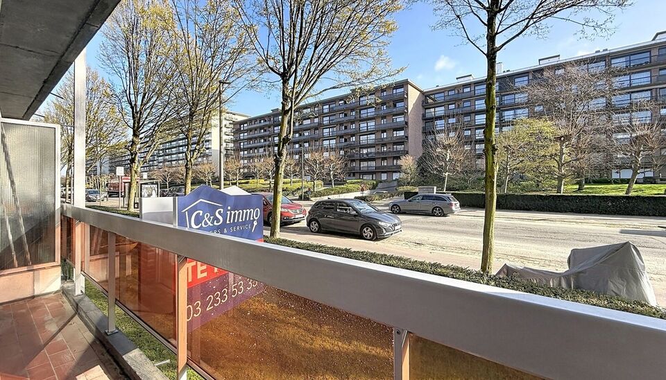 Lichtrijk gelijkvloers appartement gelegen nabij het Runcvoortpark. Bij het betreden van het appartement komt u terecht in de inkomhal met praktische inbouwkasten en een apart gastentoilet.
Aan de voorzijde bevindt zich de ruime en lichtrijke woonkamer (c