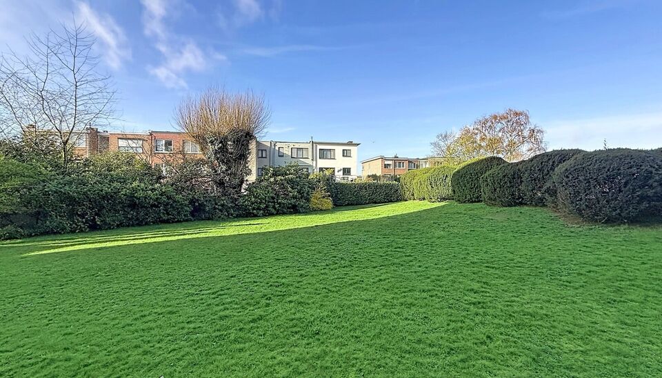 Lichtrijk gelijkvloers appartement gelegen nabij het Runcvoortpark. Bij het betreden van het appartement komt u terecht in de inkomhal met praktische inbouwkasten en een apart gastentoilet.
Aan de voorzijde bevindt zich de ruime en lichtrijke woonkamer (c