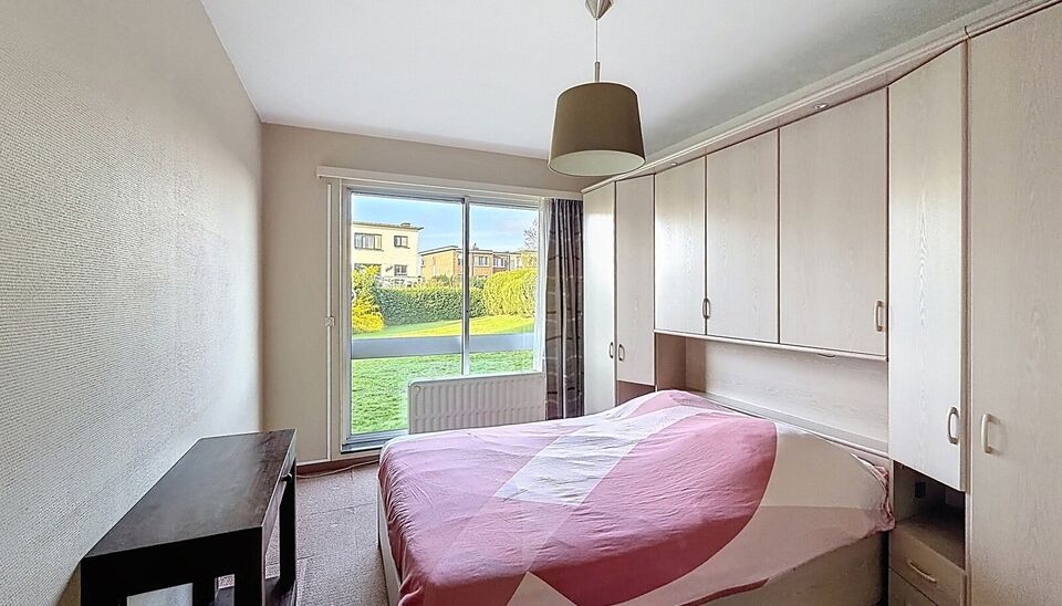 Lichtrijk gelijkvloers appartement gelegen nabij het Runcvoortpark. Bij het betreden van het appartement komt u terecht in de inkomhal met praktische inbouwkasten en een apart gastentoilet.
Aan de voorzijde bevindt zich de ruime en lichtrijke woonkamer (c