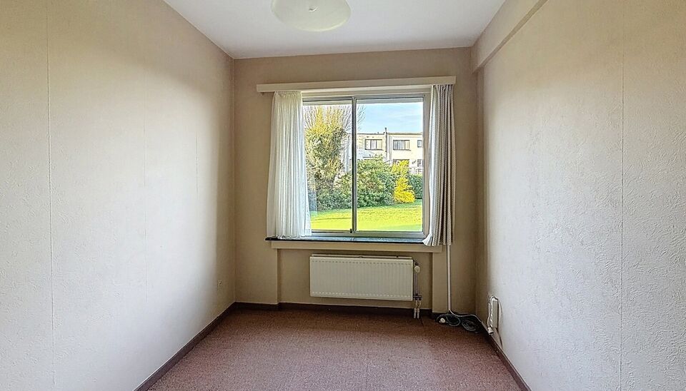 Lichtrijk gelijkvloers appartement gelegen nabij het Runcvoortpark. Bij het betreden van het appartement komt u terecht in de inkomhal met praktische inbouwkasten en een apart gastentoilet.
Aan de voorzijde bevindt zich de ruime en lichtrijke woonkamer (c