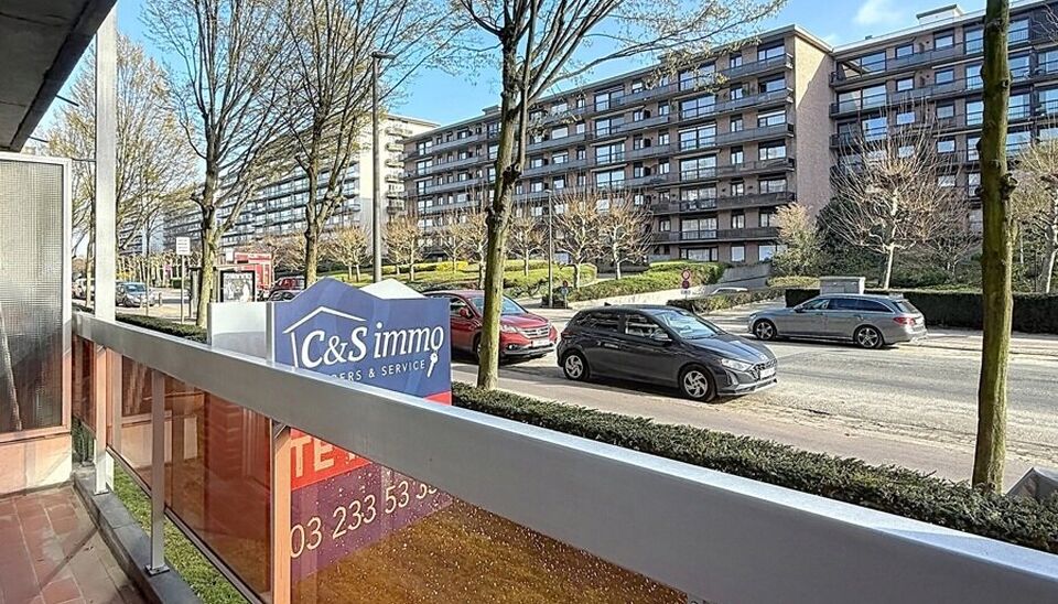 Lichtrijk gelijkvloers appartement gelegen nabij het Runcvoortpark. Bij het betreden van het appartement komt u terecht in de inkomhal met praktische inbouwkasten en een apart gastentoilet.
Aan de voorzijde bevindt zich de ruime en lichtrijke woonkamer (c