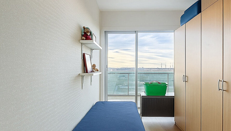 Dit lichtrijke appartement op de 14de verdieping biedt een uniek panoramisch uitzicht over de skyline van Antwerpen. Bij binnenkomst word je verwelkomd in een ruime inkomhal met praktische maatkast en directe toegang tot alle ruimtes.

De gezellige woonka