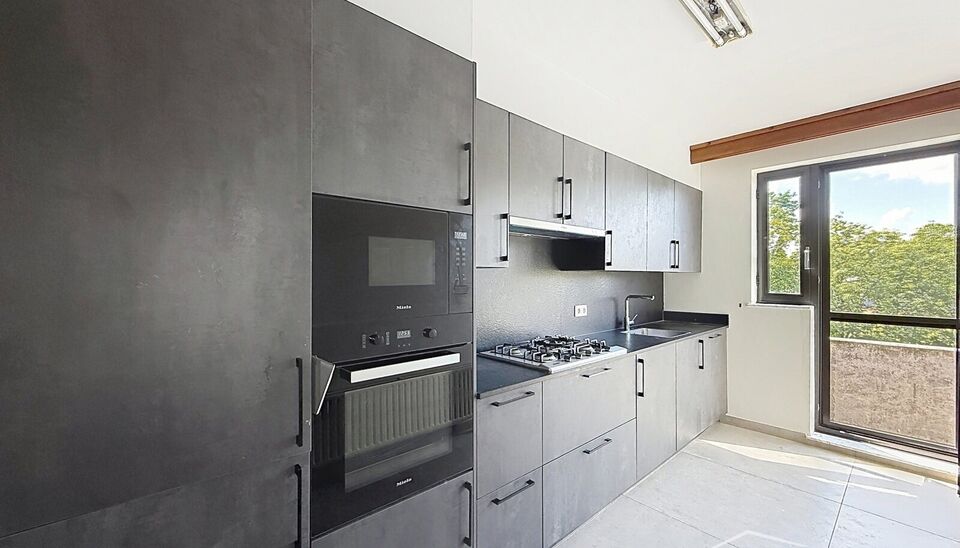 Instapklaar en gerenoveerd 2-slaapkamerappartement gelegen op de 3de verdieping, met een prachtig open zicht over de atletiekpiste van Rodeloop.
De inkomhal beschikt over een apart gastentoilet. De ruime en lichtrijke leefruimte (ca. 40 m&sup2;), afgewerkt me