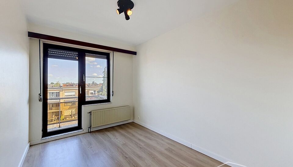 Instapklaar en gerenoveerd 2-slaapkamerappartement gelegen op de 3de verdieping, met een prachtig open zicht over de atletiekpiste van Rodeloop.
De inkomhal beschikt over een apart gastentoilet. De ruime en lichtrijke leefruimte (ca. 40 m&sup2;), afgewerkt me