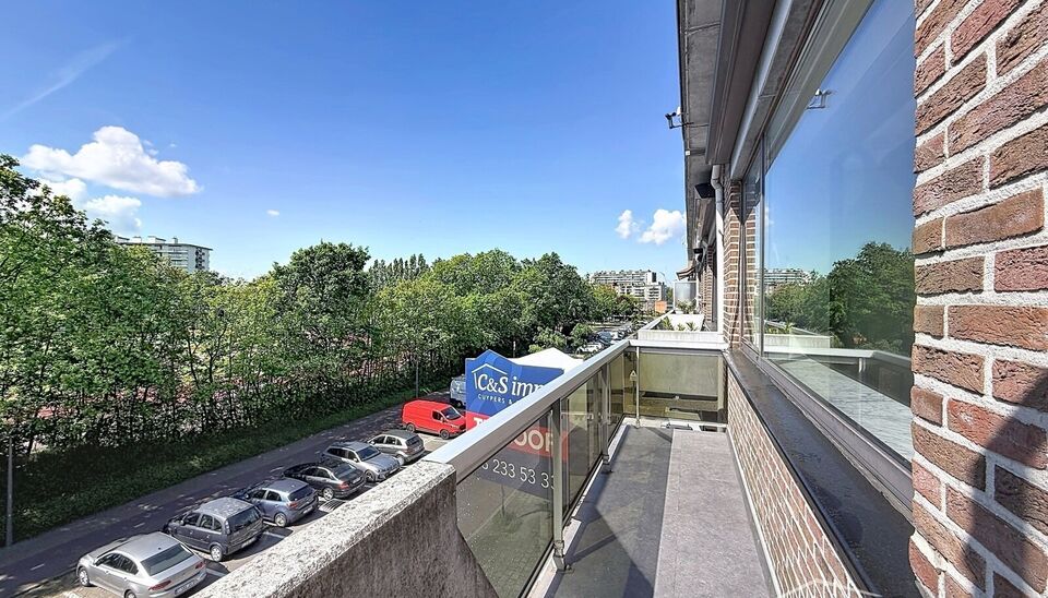 Instapklaar en gerenoveerd 2-slaapkamerappartement gelegen op de 3de verdieping, met een prachtig open zicht over de atletiekpiste van Rodeloop.
De inkomhal beschikt over een apart gastentoilet. De ruime en lichtrijke leefruimte (ca. 40 m&sup2;), afgewerkt me