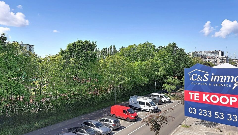 Instapklaar en gerenoveerd 2-slaapkamerappartement gelegen op de 3de verdieping, met een prachtig open zicht over de atletiekpiste van Rodeloop.
De inkomhal beschikt over een apart gastentoilet. De ruime en lichtrijke leefruimte (ca. 40 m&sup2;), afgewerkt me