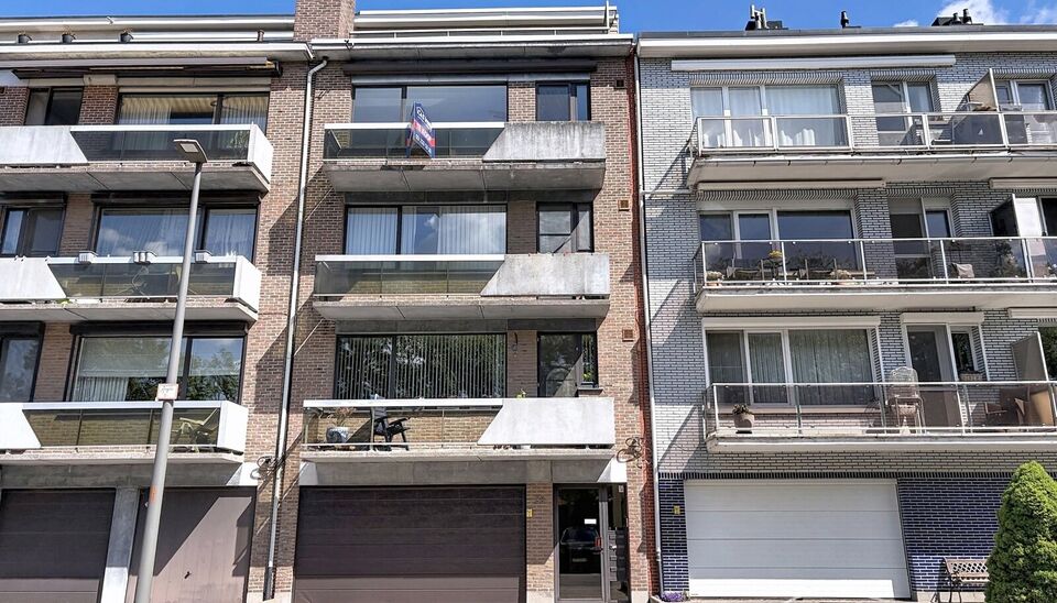 Instapklaar en gerenoveerd 2-slaapkamerappartement gelegen op de 3de verdieping, met een prachtig open zicht over de atletiekpiste van Rodeloop.
De inkomhal beschikt over een apart gastentoilet. De ruime en lichtrijke leefruimte (ca. 40 m&sup2;), afgewerkt me