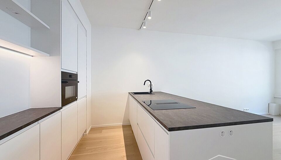 Luxueus gelijkvloers appartement met ruime zonnige tuin in de geliefde Vogeltjeswijk. Dit volledig gerenoveerde gelijkvloerse appartement combineert hedendaags comfort met een uitstekende ligging. Via de inkomhal met kvestiaire bereikt u de lichtrijke lee